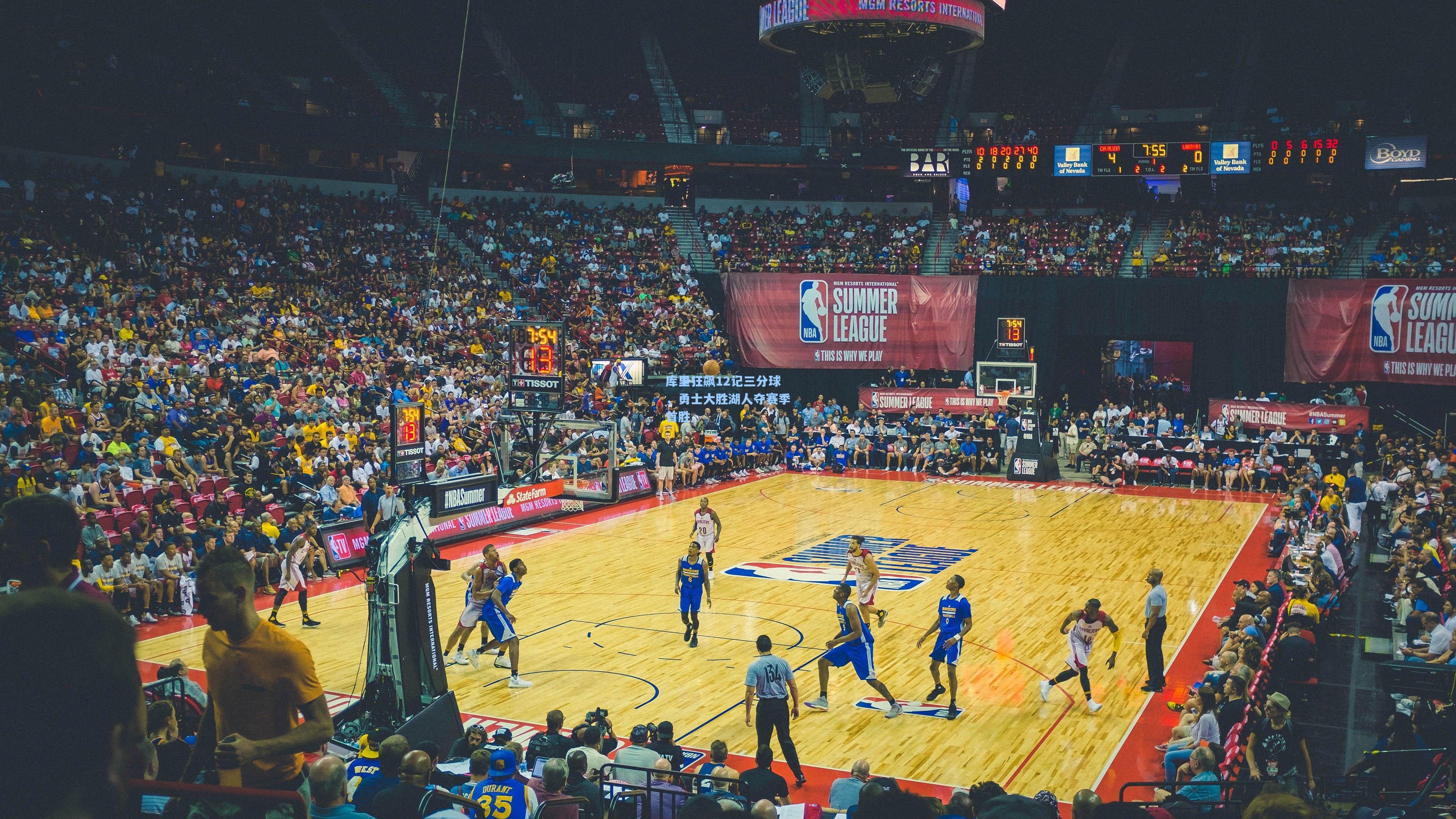 库里狂飙12记三分球,勇士大胜湖人夺赛季首胜